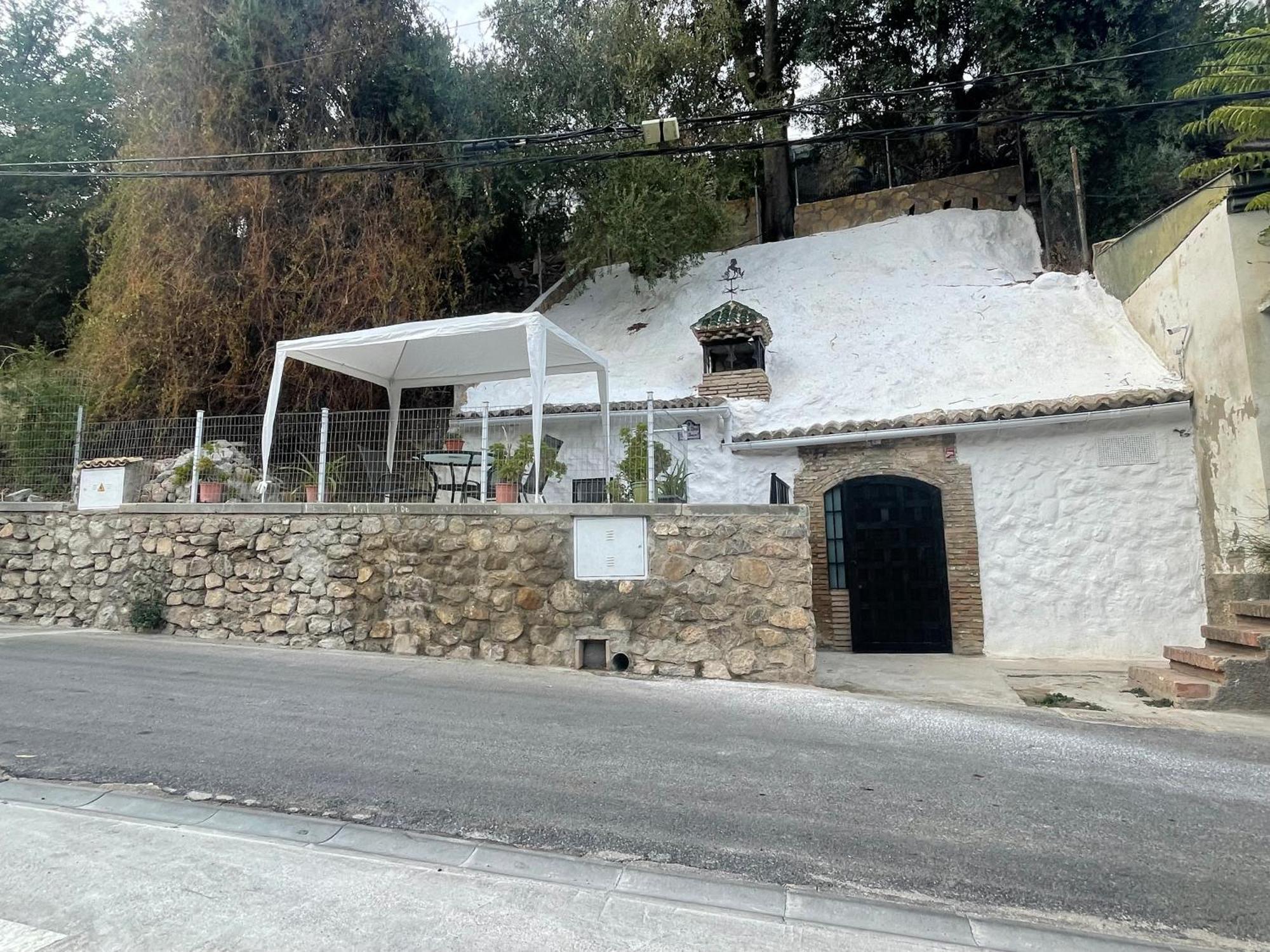 Cueva De David Villa Grenade